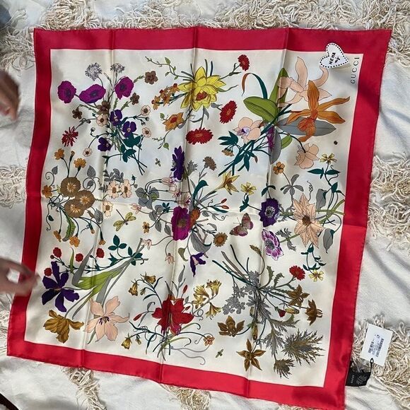 GUCCI Flora Gothic Square Scarf - Picture 2 of 7